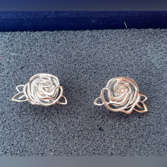 Sterling Silver Floral Earrings with Intricate Design NIB - Picture 2 of 9